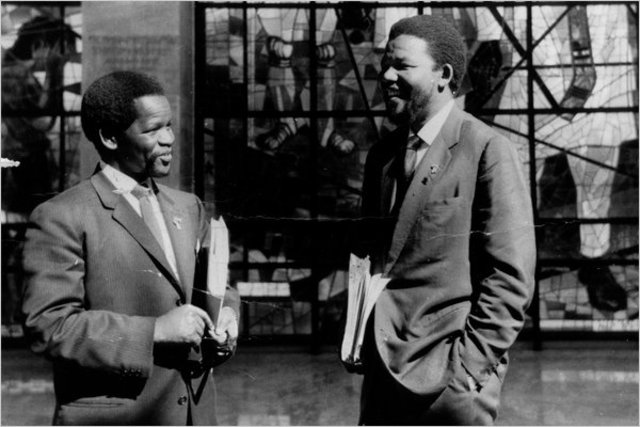 Mandela ayuda a abrir la primera oficina de abogacía para negros en Suráfrica