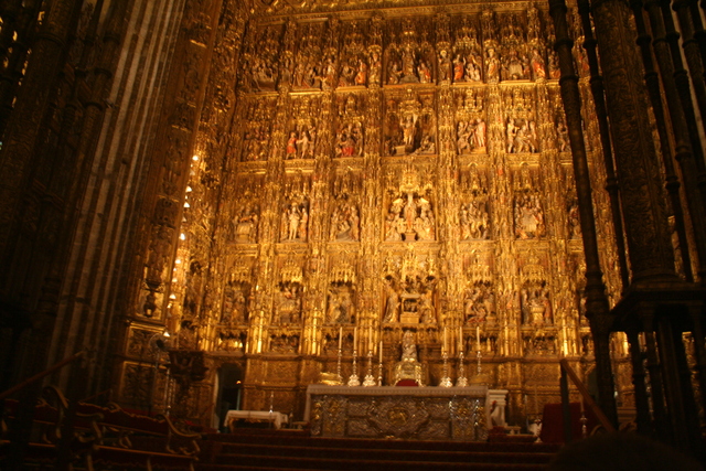 The remains of Columbus are moved to a Santo Domingo Cathedral