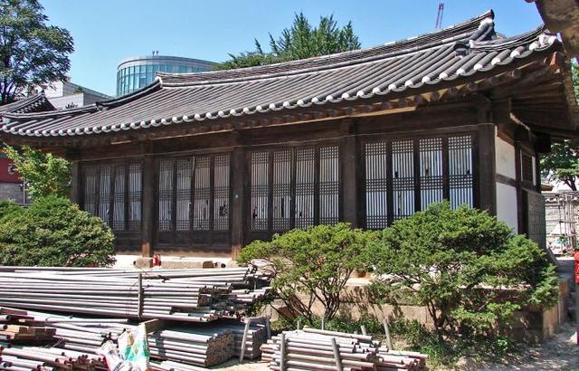 Confucius creates private school