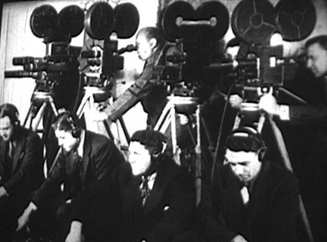 Newsreels begin; continue into 1960s
