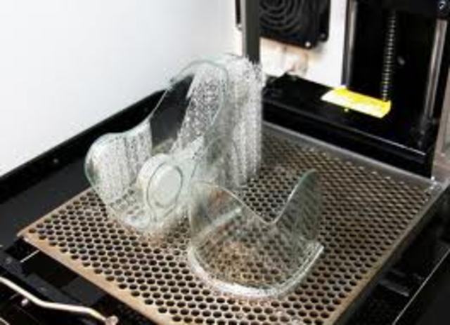 Se comercializan las primeras máquinas de impresión estereolitográficas.