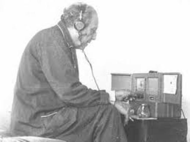 Henrique Morize e Edgar Roquette-pinto Lideraram a criação da Rádio Sociedade do Rio de Janeiro, que ofereciam cursos de Português, Francês, Radiotelegrafia e Telefonia  entre outros. Tinha inicio assim a Educação a Distância através do Radio no Brasil;