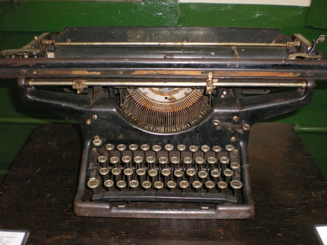 O jornal do Brasil registra anuncio que oferece profissionalização por correspondência para datilografo.