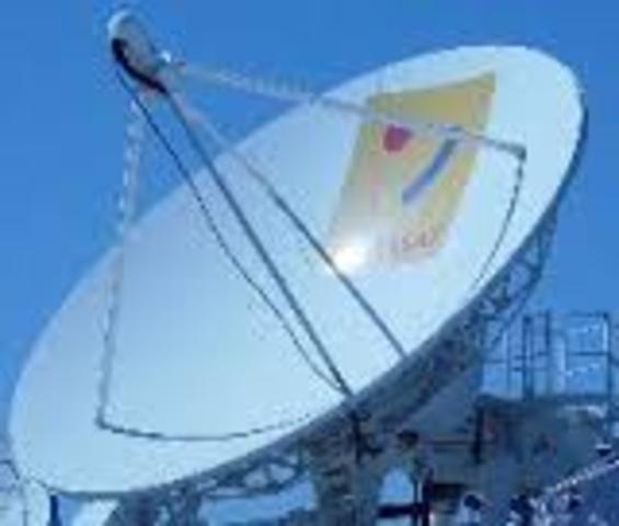 Primera emisión de televisión satelital