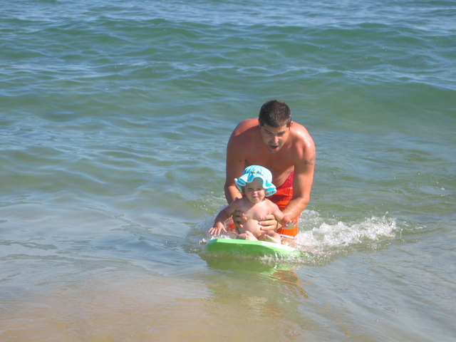 Conociendo el mar con papá.