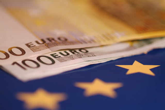 Implantación oficial del euro.