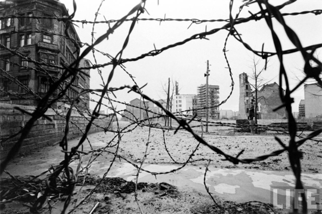 berlin wall constructed