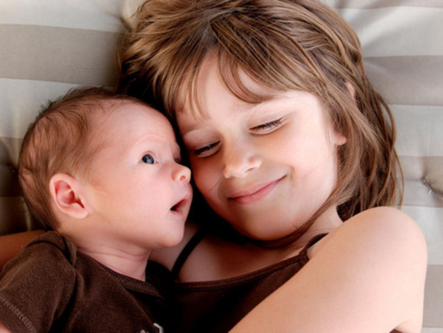 Nace su hermano Alejandro