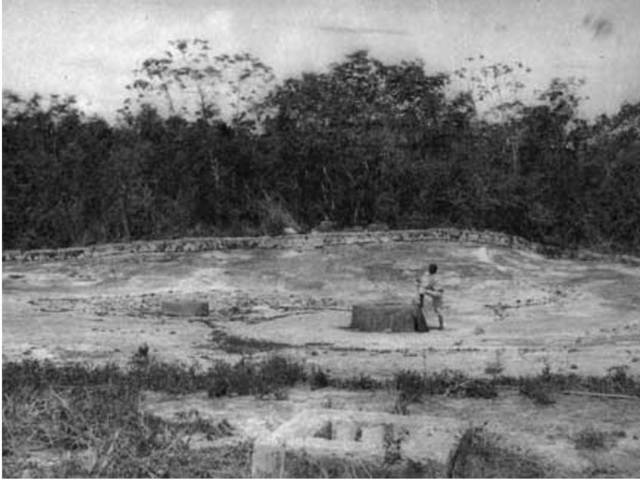 Área de recolección de agua de un chultún o cisterna maya. Yakal Xiv,Yucatán, 1888