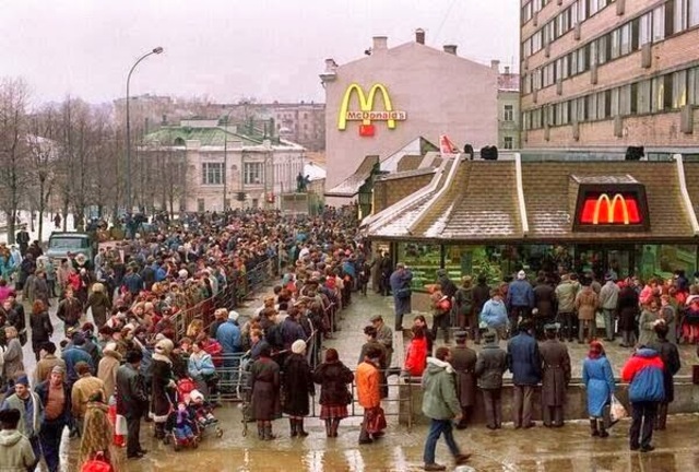 1st McDonalds opens in Moscow