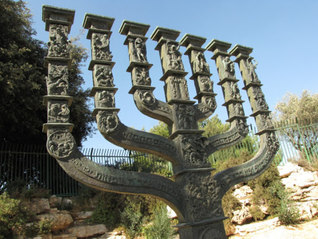 מנורת שבעת הקנים, בעיצוב האחים שמיר, נבחרת כסמל מדינת ישראל