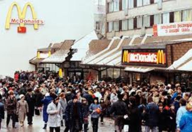1st McDonalds opens in Moscow