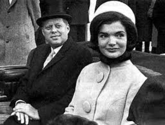 Jacqueline Lee Bouvier and John F. Kennedy get married