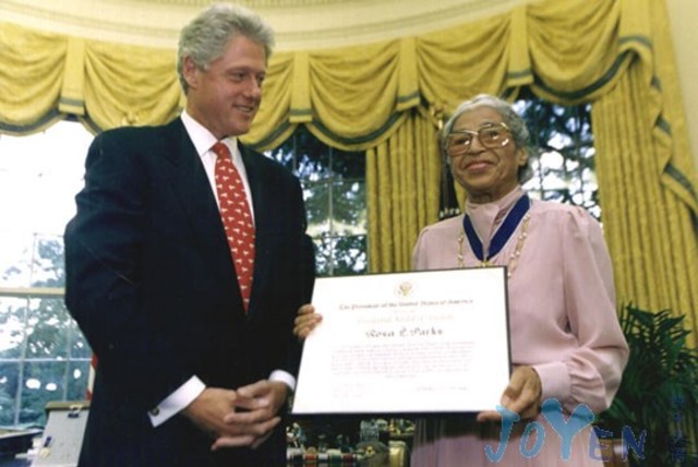 Rosa is awarded the Congressional Medal by President Bill Clinton.