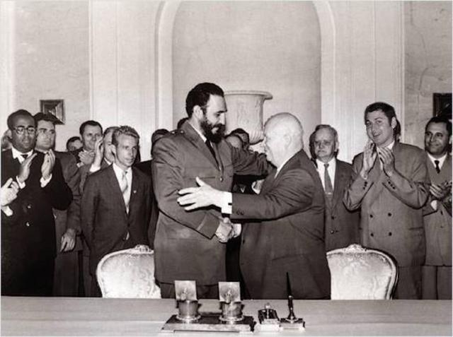Fidel Castro establece relaciones diplomáticas con la URSS.