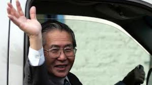 19 de noviembre: Fujimori huye a Tokio y anuncia su dimisión.