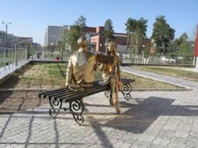 Памятник "Читающая пара"