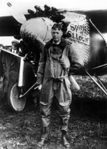 Charles Lindbergh makes first nonstop transatlantic flight