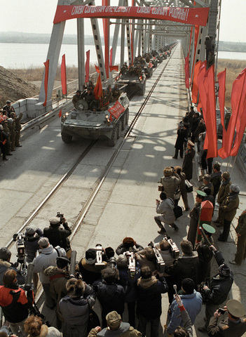 Soviet troops withdraw from Afghanistan