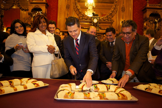 Partiendo la rosca de reyes