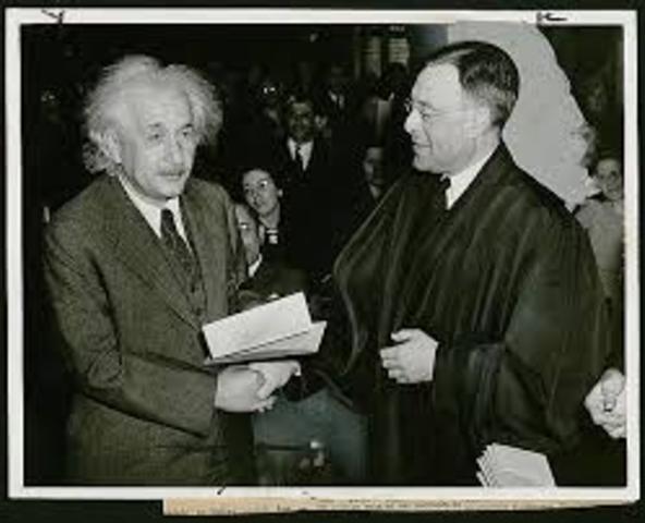 Einstein moves to the US