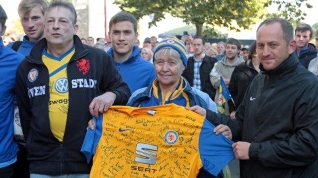 Die Fans stärken Team und Trainer den Rücken