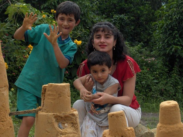 CON MS HIJOS EN LA FINCA
