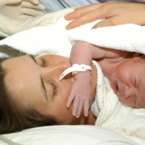 Se instituye el Día Mundial contra la mortalidad materna.