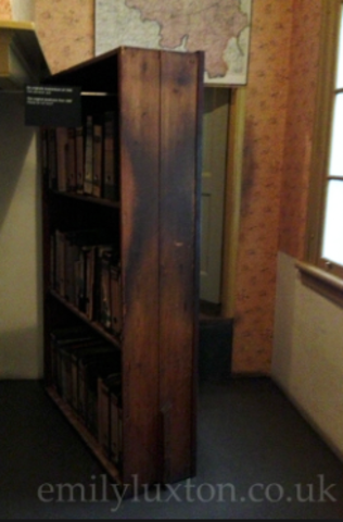 The dissimulation of the door