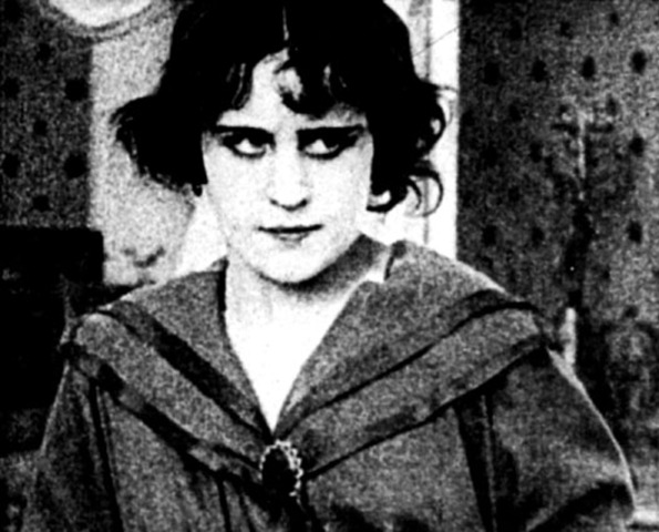 В 1914 году Холодная впервые приняла участие в кинопробах — на предприятии «В. Г. Талдыкин и Ко».