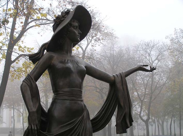 В Одессе на Преображенской улице, напротив дома, в котором умерла Холодная, был установлен бронзовый памятник актрисе работы скульптора Александра Токарева.