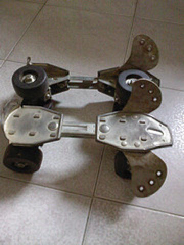 INVENCIÓN DEL PRIMER PAR DE PATINES