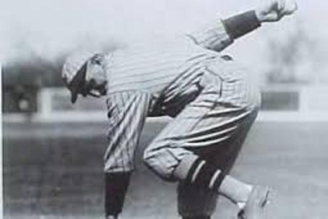 Carl Mays kills Ray Chapman with a Baseball