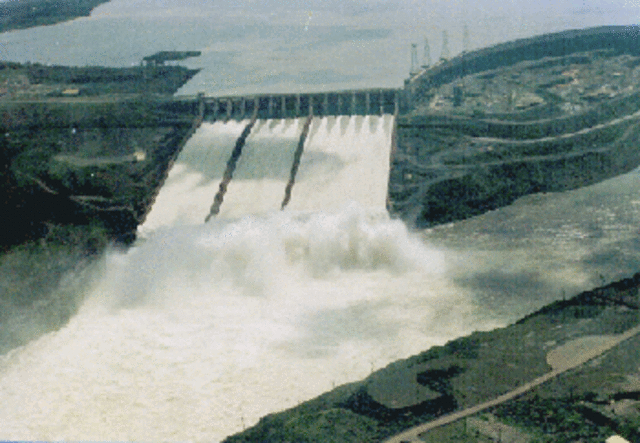 Construcción de la hidroeléctrica Itaipú (Paraguay)