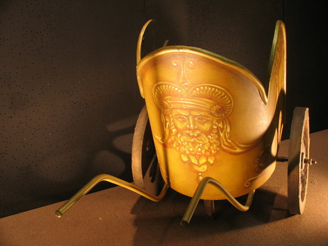 Multa vehicula ibant Viam Appiam, et Magister Kless ascendebat in alteram raedam.