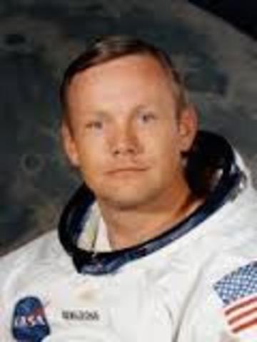 Neil Armstrong, était le premier qui a marché sur la lune