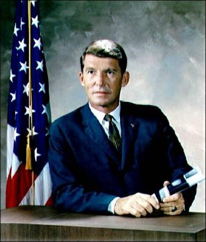 Walter Schirra orbits the Earth six times.