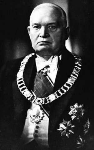 Estonia is proclaimed an independent democratic republic.