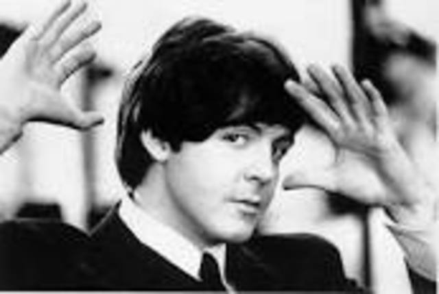 Paul McCartney anuncia su separación de los Beatles.