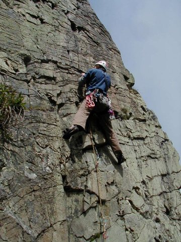 Magister Kless ascendebat in alteram raedam.