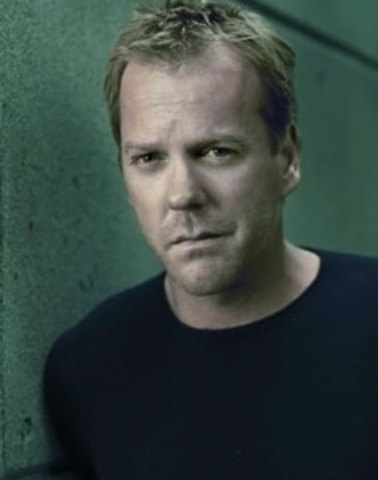 Quis est praeclarus vir?  Est IACOBUS BAUER!  Cur est Iacobus in raeda?  Nescio, sed inquit, “Necesse est advenire tribus diebus!”