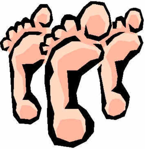 Magno risu Magister Kless vitabat virgam et  appropinquat Iacobum, dicebat, “Tu es fatue, Iacobe!”  Et verberabat Iacobum pedibus ferociter.  Magister Iacobum repellebat, tum, Iacobus et Magister cadebant e raeda.