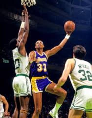 Aging Abdul-Jabbar Finds Youth
