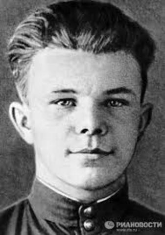 Начал учиться в средней школе села Клушино