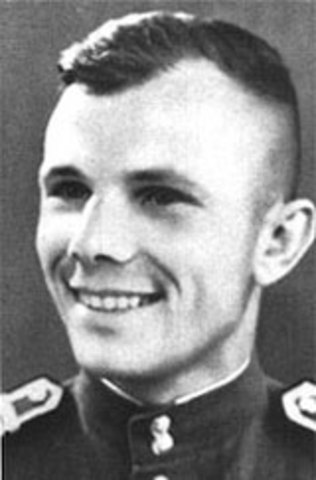 Юрий поступил в индустриальный техникум г. Саратова.