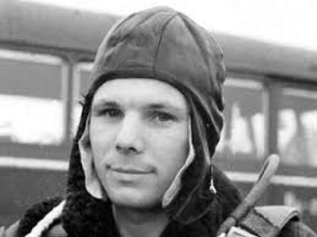 Гагарин записался в аэроклуб.