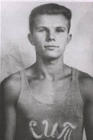 С отличием окончил техникум и аэроклуб в Саратове.