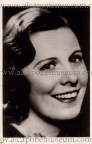 Capone marries Mae Josephine Coughlin