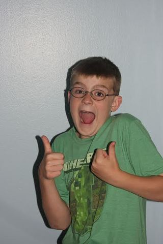 Mi hermano nacó en veinticuatro de enero dos mil y cuatro.