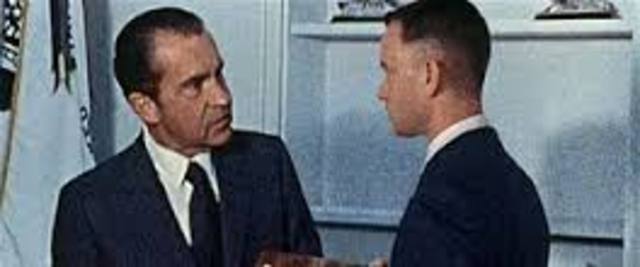 Watergate Break, Forrest meets President Nixon.